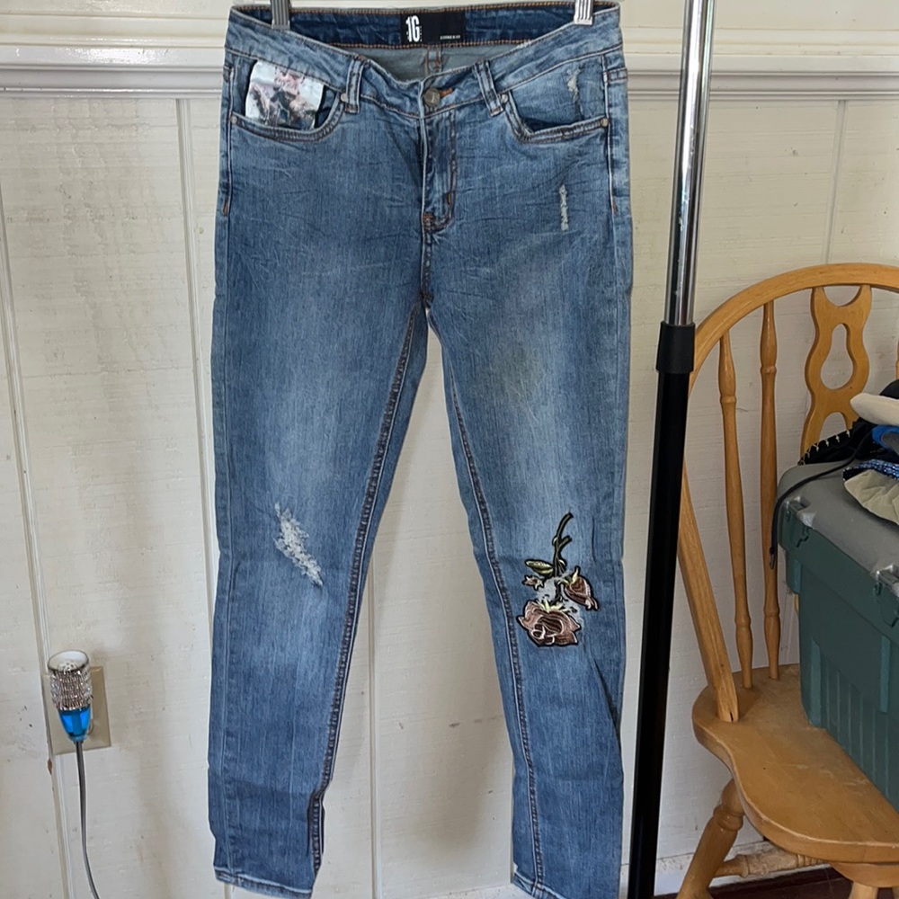 Women’s Rose & Thorn Embroidered Jeans
